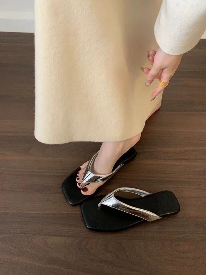 Dép xỏ ngón đế phẳng đi biển mũi vuông cho nữ mặc bên ngoài