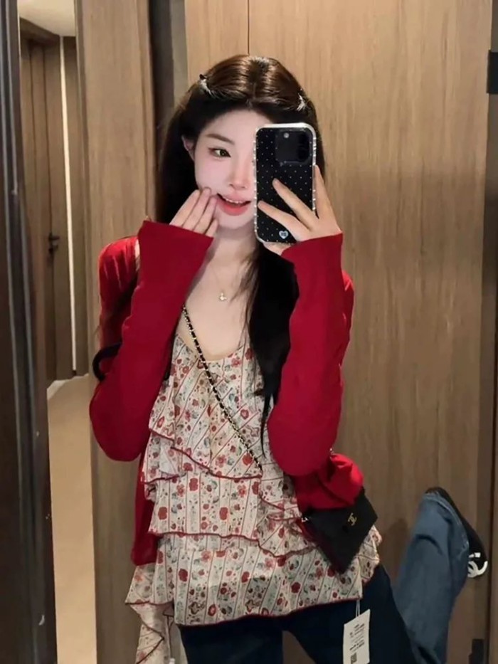 Áo hai dây kiểu Pháp mùa hè mới dành cho nữ, áo len đỏ đơn giản với bộ đồ yếm hoa cay ngọt