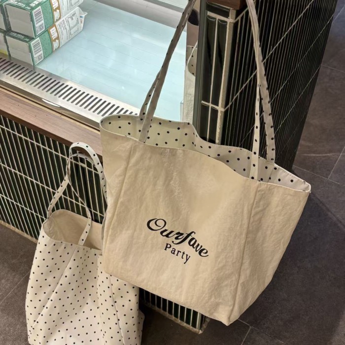 Túi canvas  chấm bi trắng nhạt phong cách Hàn Quốc một vai tote đi chơi đa năng hai mặt sức chứ