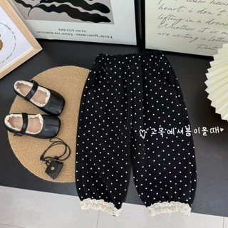 Áo len phong cách giản dị cho bé gái thời trang trong khuôn viên trường