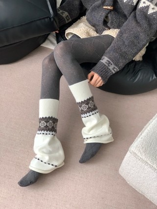 Tất cọc nam nữ phong cách retro với họa tiết bông tuyết, dệt kim ấm áp và sóng hơi ôm vừa bắp chân.