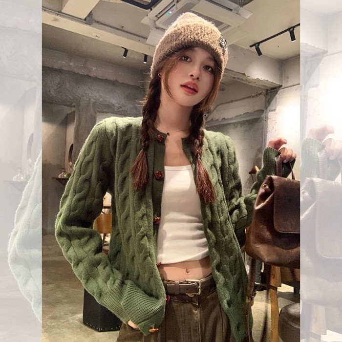 Phong cách retro lười biếng cổ tròn cài cúc áo len màu xanh lá cây hàng đầu mùa thu đông phon