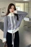 Áo cardigan dệt kim cao cổ có khóa kéo với áo khoác ngoài màu tương phản