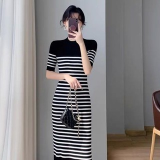 Phong cách khí chất slim fit váy dệt kim sọc tương phản trắng đen Xia Xin váy nữ đi lại phiên