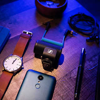 Micro định hướng chuyên nghiệp Sennheiser MKE 200 dành cho máy ảnh DSLR và điện thoại di động