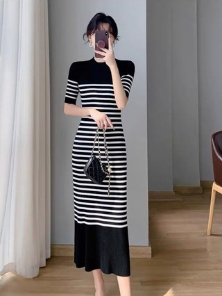 Phong cách khí chất slim fit váy dệt kim sọc tương phản trắng đen Xia Xin váy nữ đi lại phiên