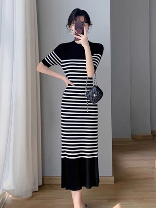 Phong cách khí chất slim fit váy dệt kim sọc tương phản trắng đen Xia Xin váy nữ đi lại phiên