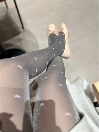 Vớ lụa nữ màu xám và đen cho thu đông, phong cách retro gợi cảm