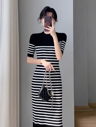 Phong cách khí chất slim fit váy dệt kim sọc tương phản trắng đen Xia Xin váy nữ đi lại phiên