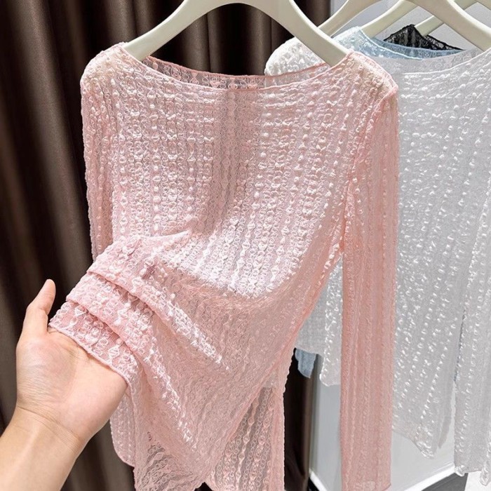 Áo thun nữ dài tay cổ thuyền phối ren họa tiết áo thun nữ mùa thu có thiết kế xẻ tà và gạc rỗ