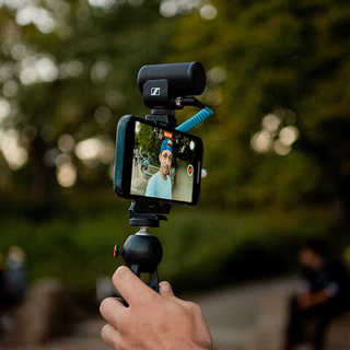 Micro định hướng chuyên nghiệp Sennheiser MKE 200 dành cho máy ảnh DSLR và điện thoại di động