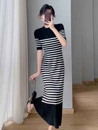 Phong cách khí chất slim fit váy dệt kim sọc tương phản trắng đen Xia Xin váy nữ đi lại phiên