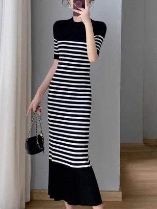 Phong cách khí chất slim fit váy dệt kim sọc tương phản trắng đen Xia Xin váy nữ đi lại phiên