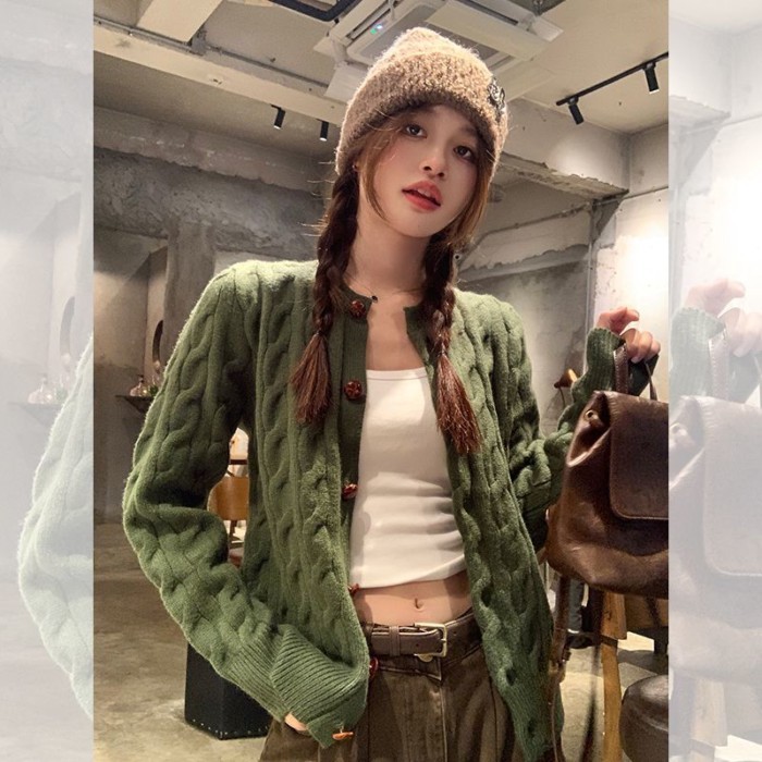 Phong cách retro lười biếng cổ tròn cài cúc áo len màu xanh lá cây hàng đầu mùa thu đông phon