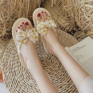 Dép xỏ ngón nhỏ có hoa thơm dành cho nữ mặc trong mùa hè Dép xỏ ngón đế phẳng cao cấp kiểu mới