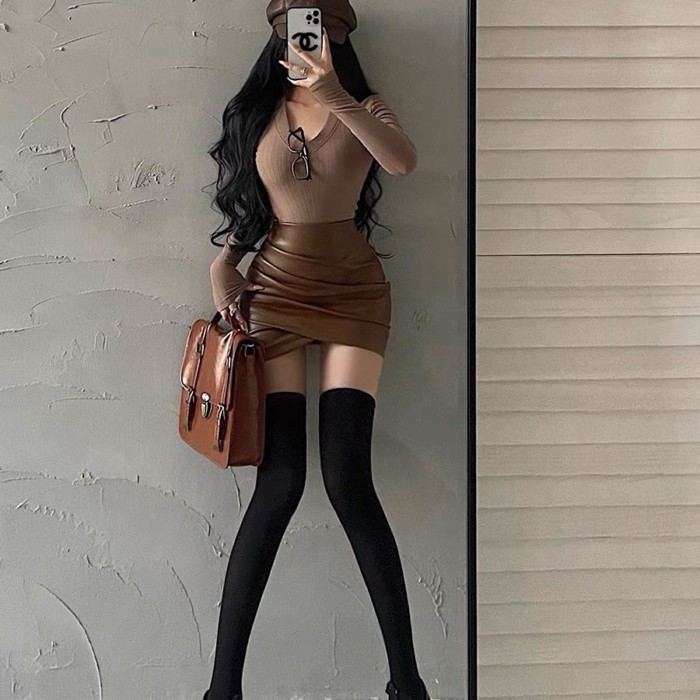 Váy xếp ly màu đen không đều dành cho nữ mùa thu đông cao cấp bó sát hot girl da pu hông váy ngắ