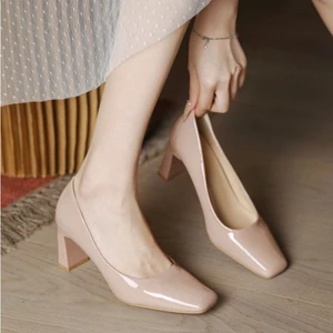Giày cao gót phong cách nữ thần màu hồng nude, gót dày, mũi vuông, váy, da sáng chế, giày đơn giản