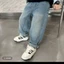 trẻ em quần denim mùa xuân phong cách mới bé trai và bé gái khuôn mặt tươi cười dáng rộng phong