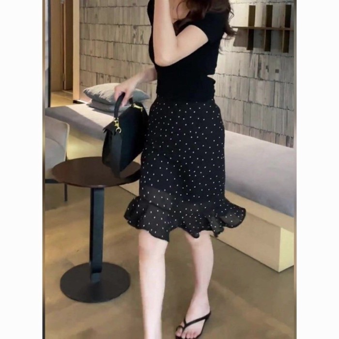 Váy đuôi cá hông chấm bi màu đen nhẹ nhàng trưởng thành phong cách mùa hè mới của phụ nữ Váy dài
