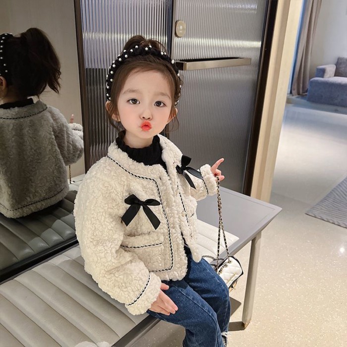 Áo khoác bé gái thu đông phong cách mới bé gái nơ nhỏ thơm cộng với áo khoác nhung sherpa cot