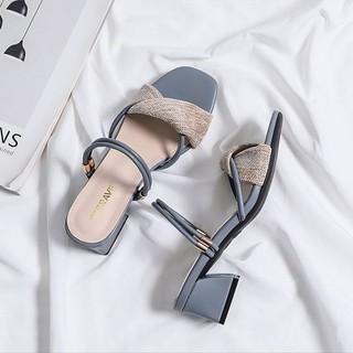 Một đôi giày, hai đôi sandal cho nữ, giày cao gót nổi tiếng trên mạng mùa hè mới, trang phục