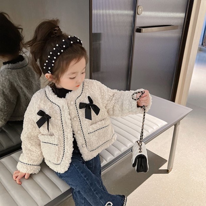 Áo khoác bé gái thu đông phong cách mới bé gái nơ nhỏ thơm cộng với áo khoác nhung sherpa cot