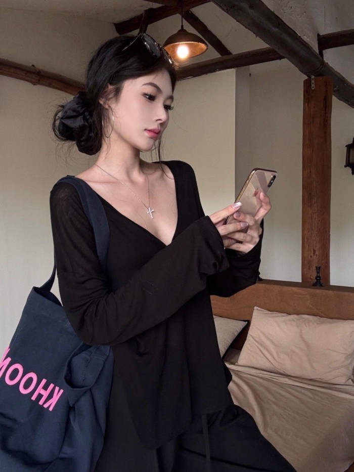 Pure Desire mỏng hơi xuyên thấu cổ chữ V dài tay áo thun nữ mùa hè dáng rộng chống nắng áo kh