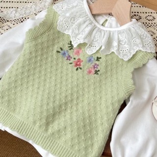 Áo sơ mi dài tay cổ ren xếp nếp cho bé gái màu trắng có cổ công chúa với chất liệu cotton nguyên ch