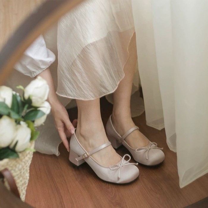 Giày da nhỏ kiểu Hàn Quốc mũi tròn nông miệng phù hợp với váy giày da nhỏ nữ gót dày ngọt ngào