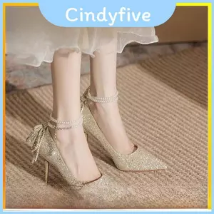Giày cao gót cưới thanh lịch với trang trí pha lê nước lấp lánh và thiết kế mũi nhọn