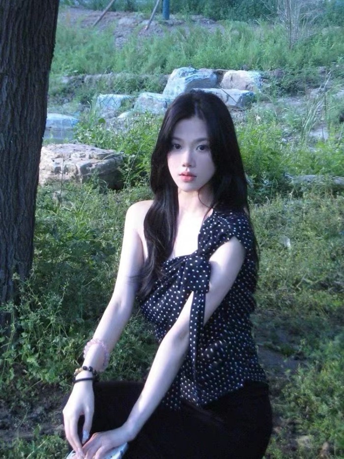 Retro Đen Chấm Bi Dốc Vai Áo Vest Nữ Mùa Hè Hot Girl Thiết Kế Ôm Vừa Vặn Dây Đeo Nguyên Chất