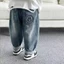 trẻ em quần denim mùa xuân phong cách mới bé trai và bé gái khuôn mặt tươi cười dáng rộng phong