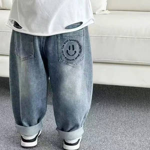 trẻ em quần denim mùa xuân phong cách mới bé trai và bé gái khuôn mặt tươi cười dáng rộng phong