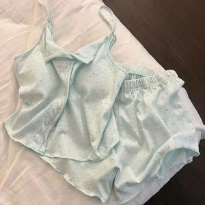Bộ đồ ngủ nhỏ có dây đeo màu xanh bạc hà ngọt ngào tươi mát có miếng đệm ngực cho nữ, bộ đồ ha