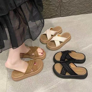 Giày sandal và dép đế dày phong cách cổ điển dành cho kỳ nghỉ đi biển có dây đeo chéo phổ biế