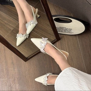 Giày cao gót hoa bướm đính đá giả kim cương giả mùa hè nữ vừa gót nhọn gót nhỏ satin mũi nhọn