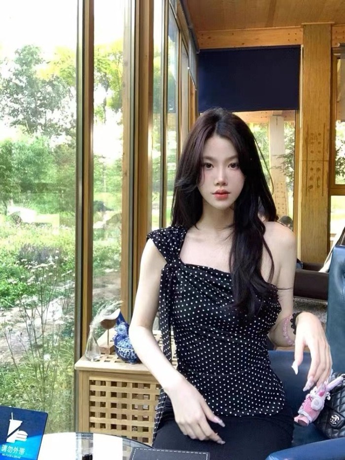 Retro Đen Chấm Bi Dốc Vai Áo Vest Nữ Mùa Hè Hot Girl Thiết Kế Ôm Vừa Vặn Dây Đeo Nguyên Chất