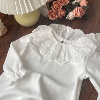 Áo sơ mi dài tay cổ ren xếp nếp cho bé gái màu trắng có cổ công chúa với chất liệu cotton nguyên ch