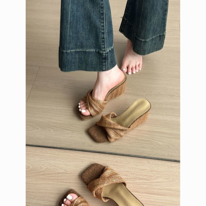 Retro Bện Vuông Mũi Kỳ Nghỉ Nêm Giày Sandal Nữ Áo Khoác Ngoài Đi Biển Giày Cao Gót Ống Hút Hở
