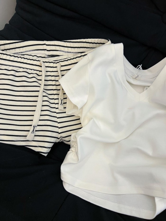 Phong cách đơn giản màu trắng slim fit ngắn tay áo thun nữ mùa hè mới hot girl quần short sọc