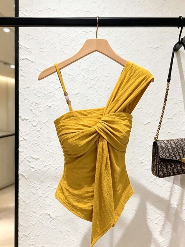 Thiết kế yếm không đều, áo không tay độc đáo để mặc mùa hè