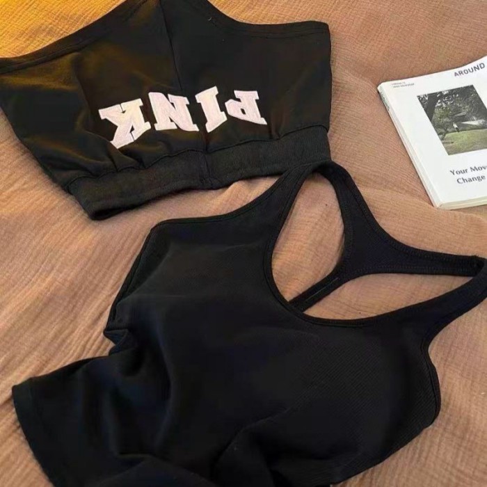 Bộ đồ ngủ phong cách ở nhà dành cho nữ màu đen với miếng đệm ngực và dây treo, quần đùi in ch