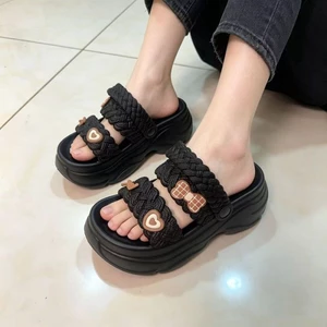 Giày sandal đế bện thoải mái và đa năng