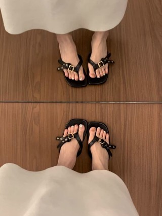 Beautiful Flat-soled Flip-flops For Women, New Style Beach Super Popular With Skirt, Plywood