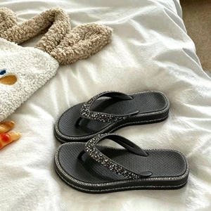 Dép xỏ ngón khảm gạch dễ thương mới Đế dày nữ thời trang đa năng Dép xỏ ngón tăng chiều cao tron
