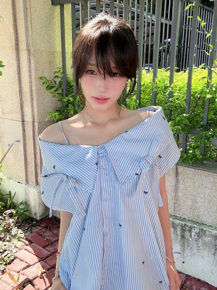Áo sơ mi sọc xanh nữ thắt nơ một vai tay ngắn thiết kế cổ điển áo trễ vai