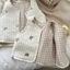 Áo vest trẻ em xuân thu Hàn Quốc chần bông thêu gấu ô liu vest hai mặt cotton nguyên chất áo