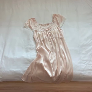Girls' Pure Desire Ice Silk Váy ngủ màu hồng Bộ đồ ngủ nữ ren công chúa gợi cảm Quần áo ở nhà