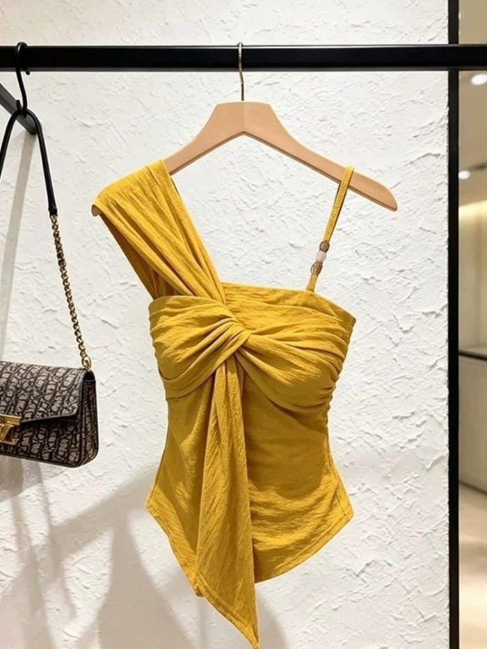 Thiết kế yếm không đều, áo không tay độc đáo để mặc mùa hè