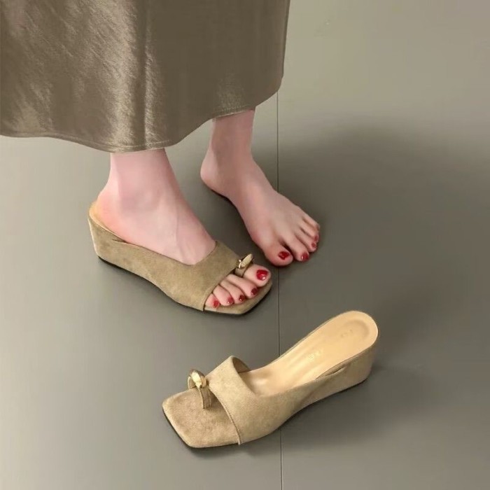 Dép xỏ ngón khóa kim loại tăng chiều cao 7cm phong cách mùa hè cho nữ mặc ngoài mũi vuông đế nêm da